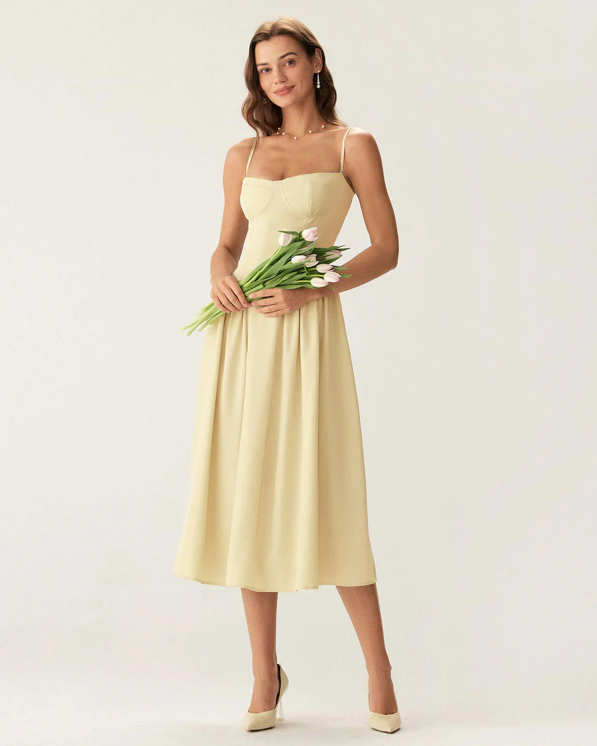 Robe mi-longue jaune à col carré