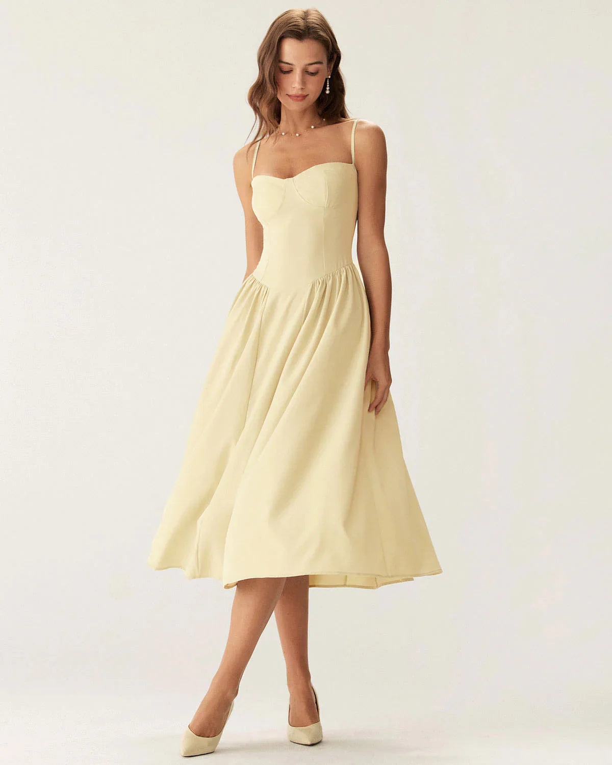 Robe mi-longue jaune à col carré