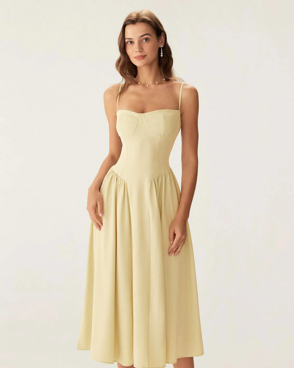 Robe mi-longue jaune à col carré