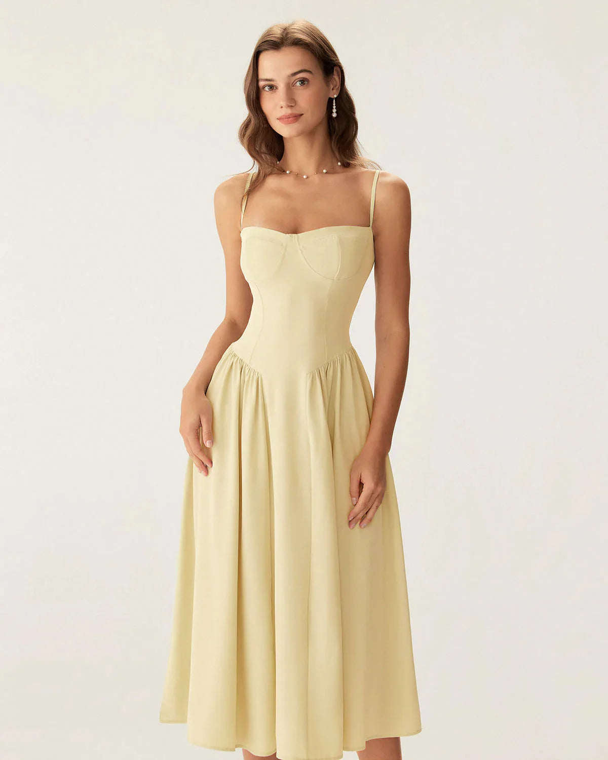Robe mi-longue jaune à col carré