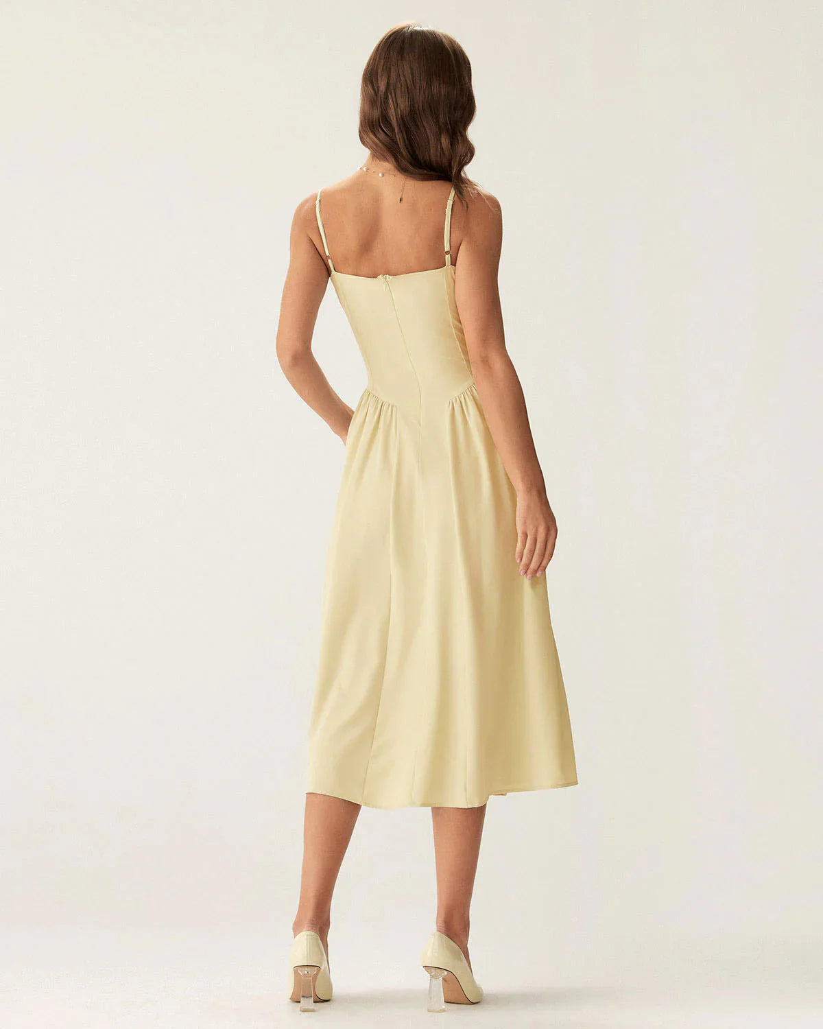 Robe mi-longue jaune à col carré